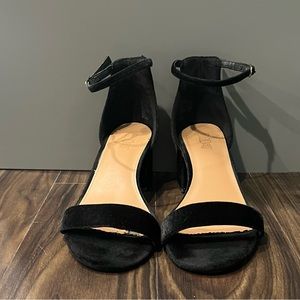 Brash black velvet open toe 2” block heel shoes, sz 9W